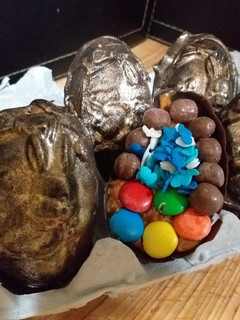 Una foto de Huevos de chocolate rellenos Gold