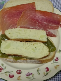 Una foto de Montadito de tortilla pimiento y jamón