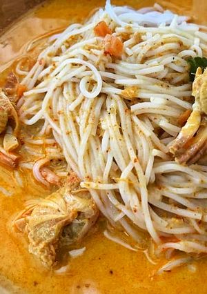 থাই ক্র্যাব কারি সসের সাথে রাইস নুডলস (Thai Crab Curry Sauce with Rice Noodles recipe in Bengali) রেসিপির প্রধান ছবি