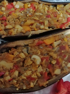 Una foto de Berenjenas rellenas vegetarianas / veganas