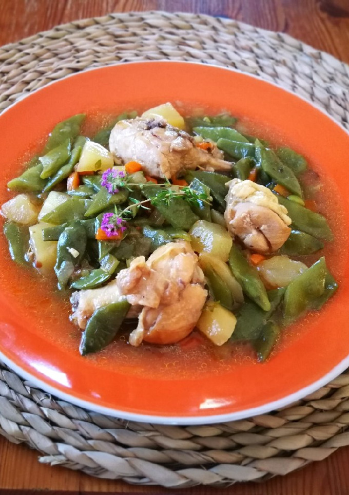 Una foto de Pollo guisado con judías verdes a la aroma de tomillo limonero