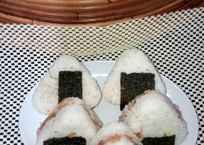 Resep Onigiri Nasi Segitiga Jepang (Salmon Fish) oleh RA Laksitoresmi ...