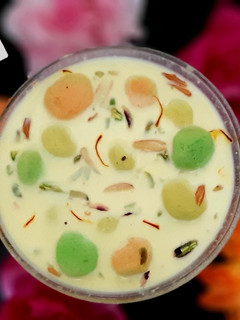 कलरफुल अंगूरी रसमलाई (colourful angoori rasmalai recipe in Hindi) रेसिपी मुख्य फोटो