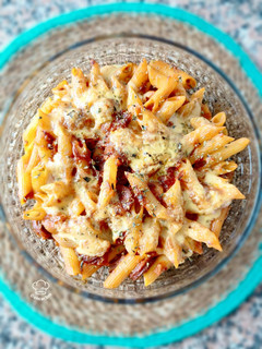 Una foto de Macarrones al horno con chorizo picante y cheddar