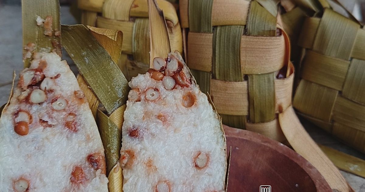 Ketupat Isi Beras dan Kacang Tolo
