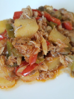Una foto de Masas de cangrejo en salsa con papas