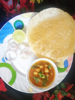 छोले भटूरे (chole bhature recipe in Hindi) रेसिपी मुख्य फोटो