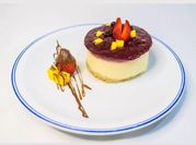 Una foto de cheesecake y gelatina de frambuesa