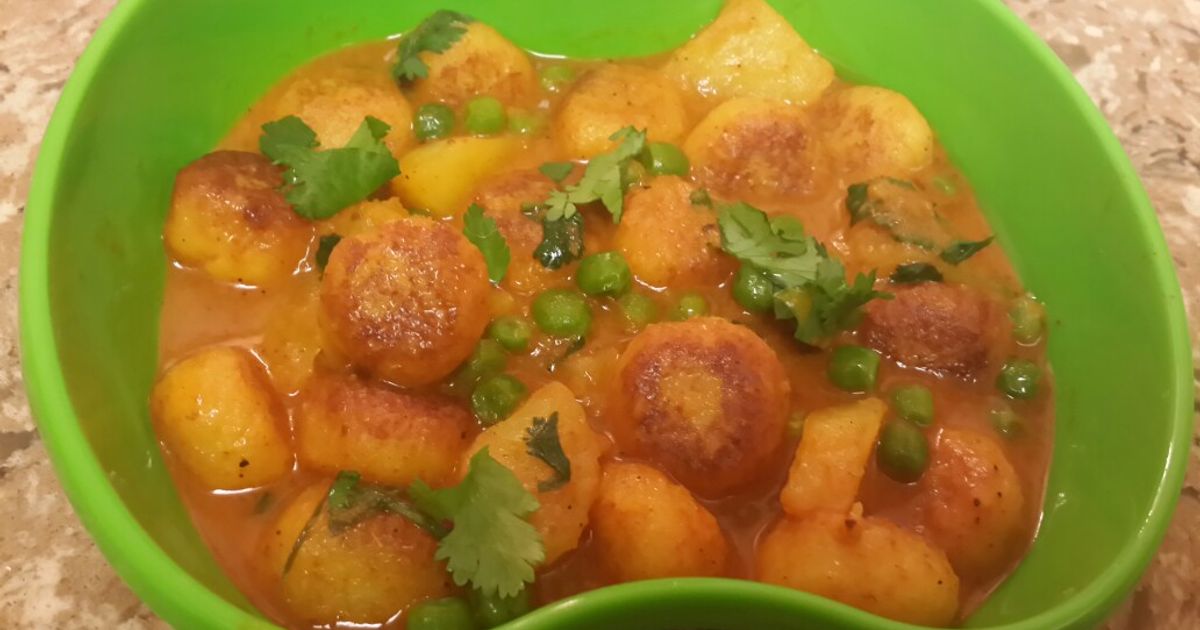 Bengali Style Chanar Dalna/Paneer Balls Curry Recipe by Kumkum ...