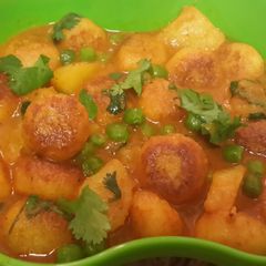 A picture of Bengali style Chanar Dalna/Paneer Balls curry.