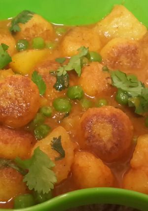 A picture of Bengali style Chanar Dalna/Paneer Balls curry.