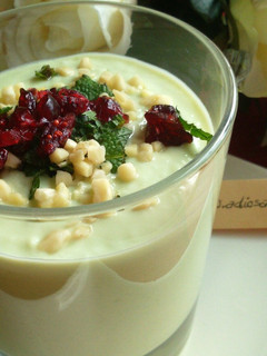 Una foto de Crema fría de pepino y aguacate
