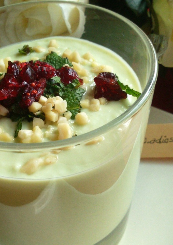 Una foto de Crema fría de pepino y aguacate