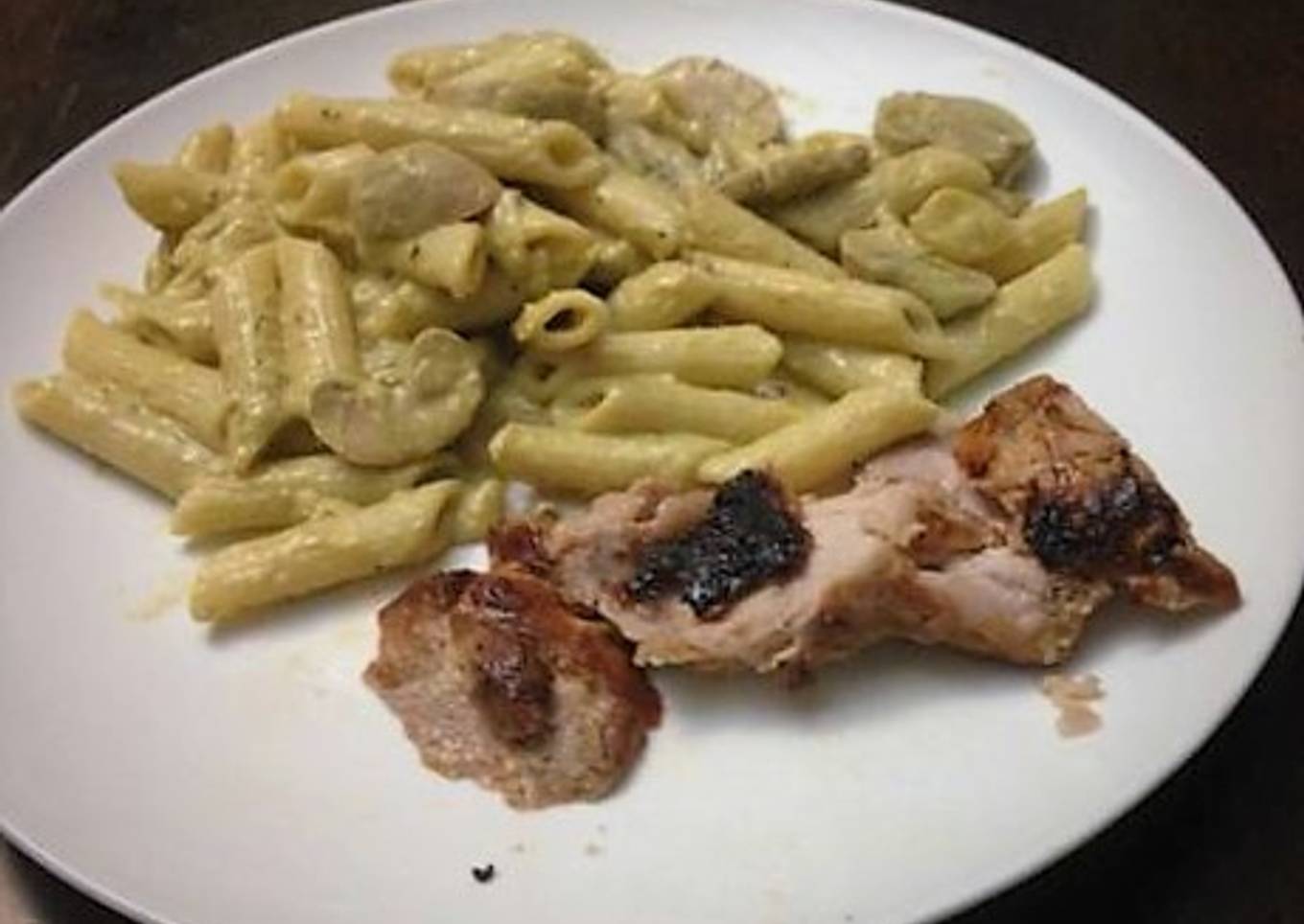 Pechuga al Horno y Penes en Salsa Blanca de Hongos