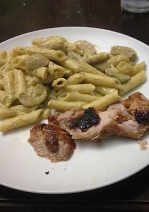 Una foto de Pechuga al Horno y Penes en Salsa Blanca de Hongos