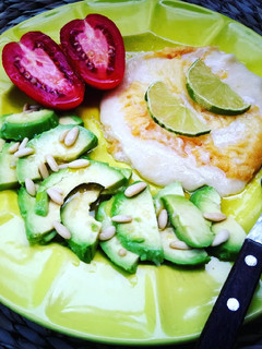 Una foto de Provolone con aguacate y piñones