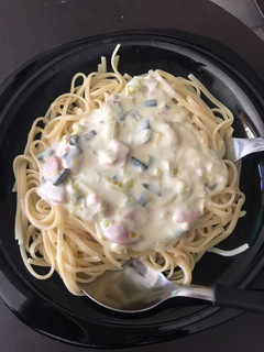 Una foto de Tallarines con salsa crema de puerros y salchichita
