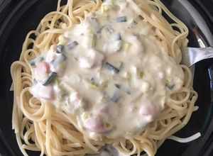 Una foto de Tallarines con salsa crema de puerros y salchichita