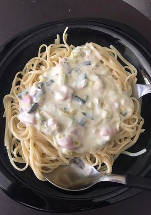 Una foto de Tallarines con salsa crema de puerros y salchichita