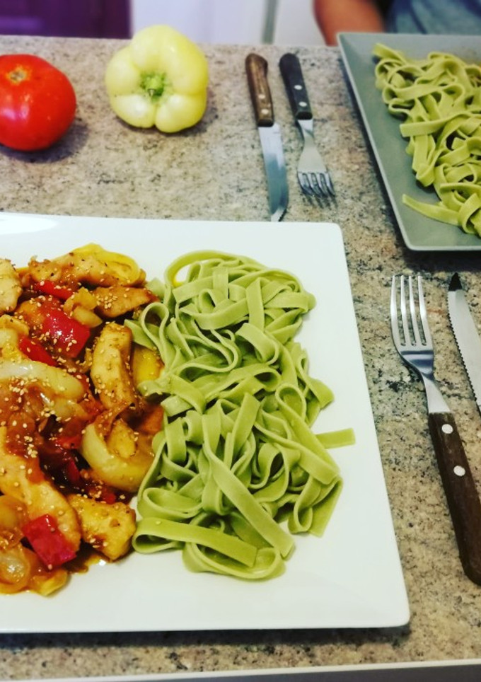 Una foto de Pechuga de pollo con pimientos y sésamo