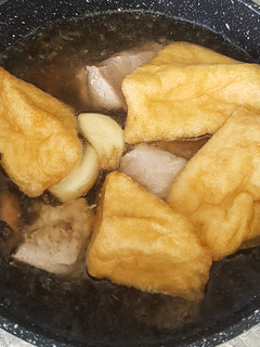 A picture of Pork Ribs Soup with Fermented Turnips.