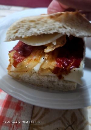 Una foto de Tocineta y queso de fundir