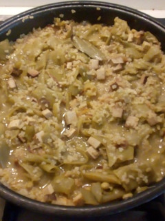 Una foto de Bulgur con tofu ahumado y judías verdes