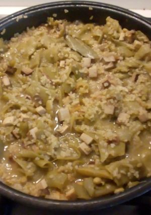 Una foto de Bulgur con tofu ahumado y judías verdes