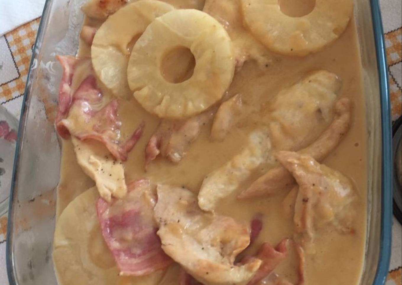 Pollo con piña y beicon