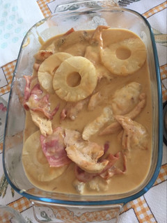 Una foto de Pollo con piña y beicon
