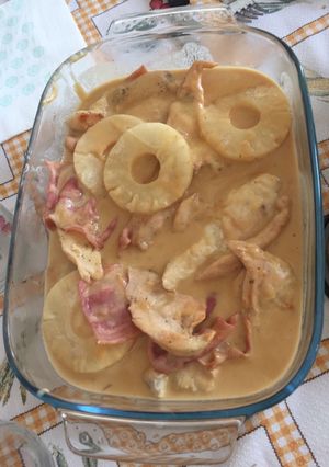 Una foto de Pollo con piña y beicon