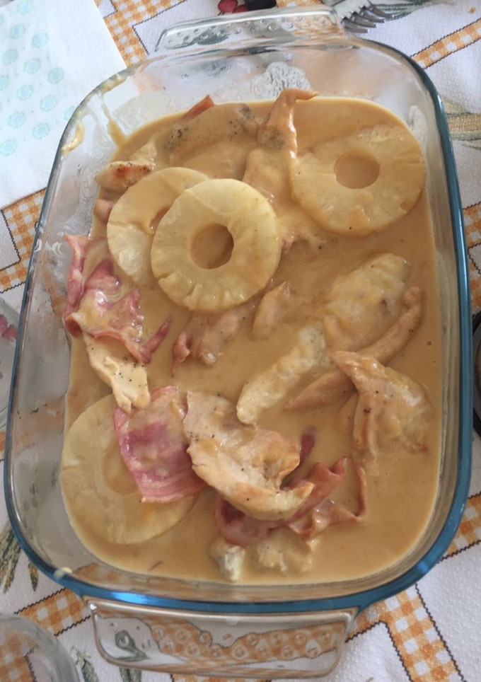 Una foto de Pollo con piña y beicon