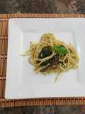 Fettuccini con carne de res, espinacas y salsa pesto