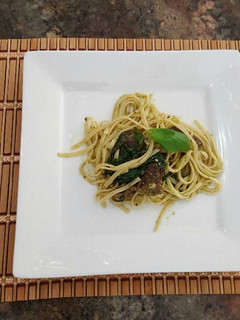 Una foto de Fettuccini con carne de res, espinacas y salsa pesto