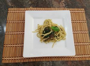 Una foto de Fettuccini con carne de res, espinacas y salsa pesto