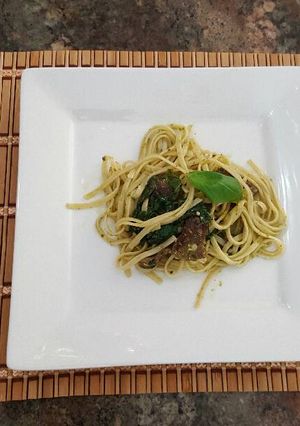 Una foto de Fettuccini con carne de res, espinacas y salsa pesto