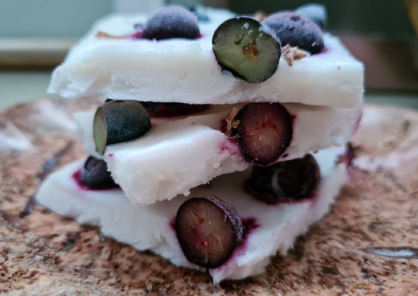 Bark helado de yogurt griego a la lavanda con blueberries
