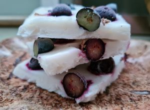 Una foto de Bark helado de yogurt griego a la lavanda con blueberries