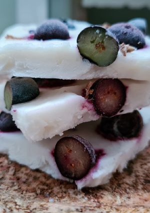 Una foto de Bark helado de yogurt griego a la lavanda con blueberries