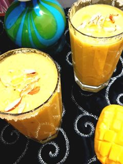 मैंगो स्मूथी(mango smoothe recipe in hindi) रेसिपी मुख्य फोटो