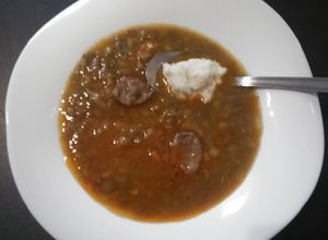 O poză a rețetei Supă de linte cu cârnați și hrean.