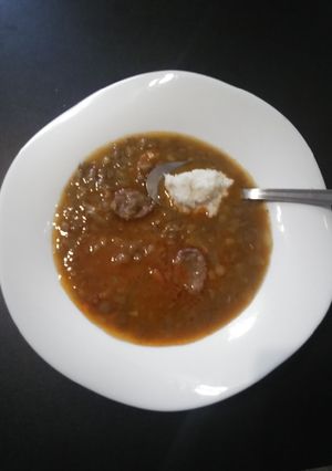 O poză a rețetei Supă de linte cu cârnați și hrean.