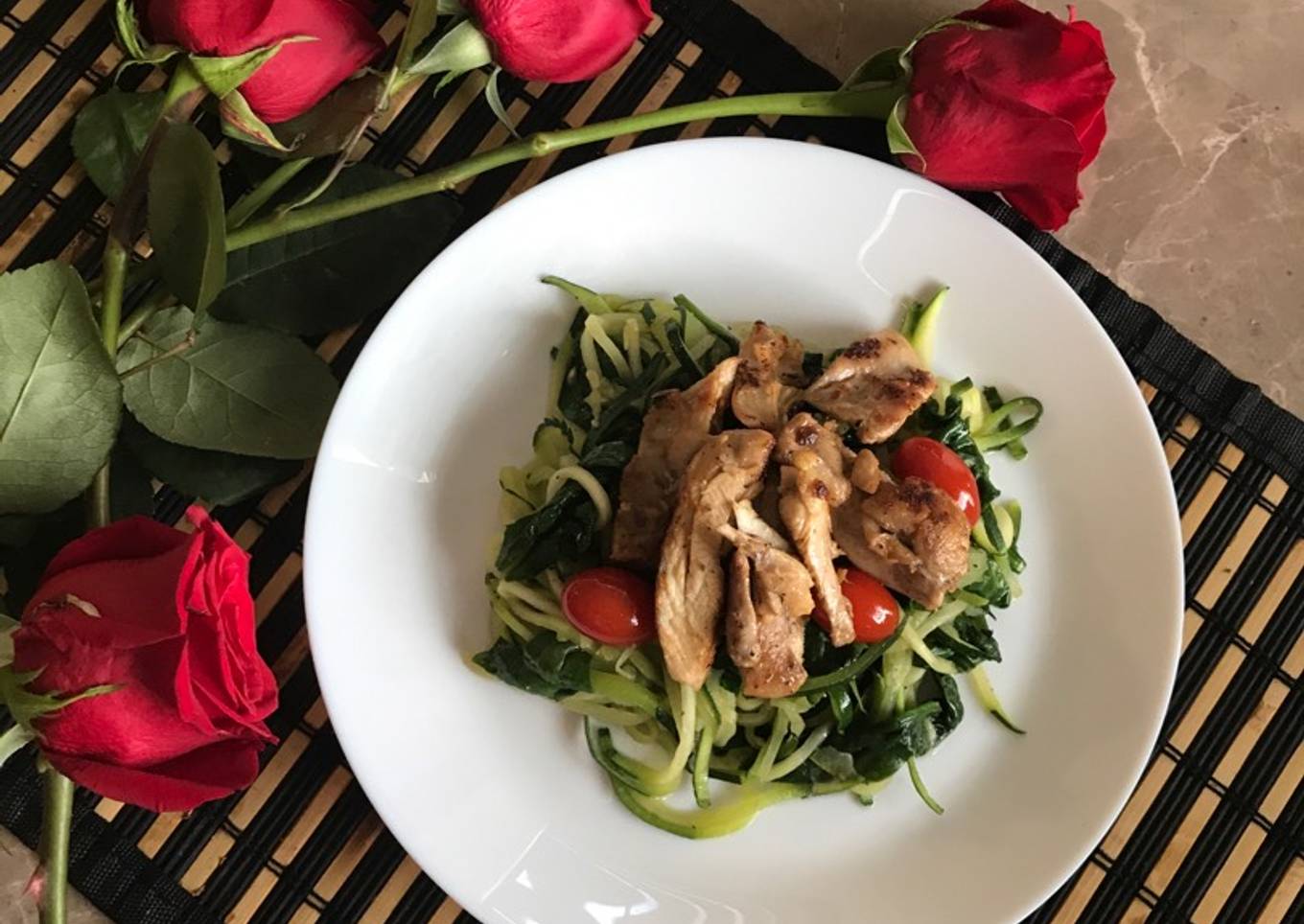 Pasta de zuquini con espinaca y pollo a la plancha