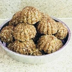 A picture of Oats and sesame ladoo.