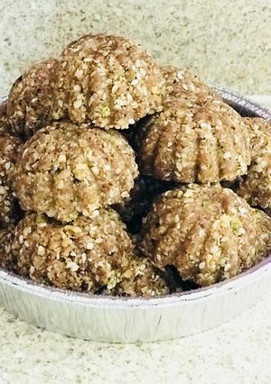A picture of Oats and sesame ladoo.