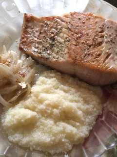 Una foto de Salmón acompañado