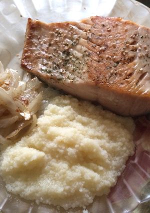 Una foto de Salmón acompañado