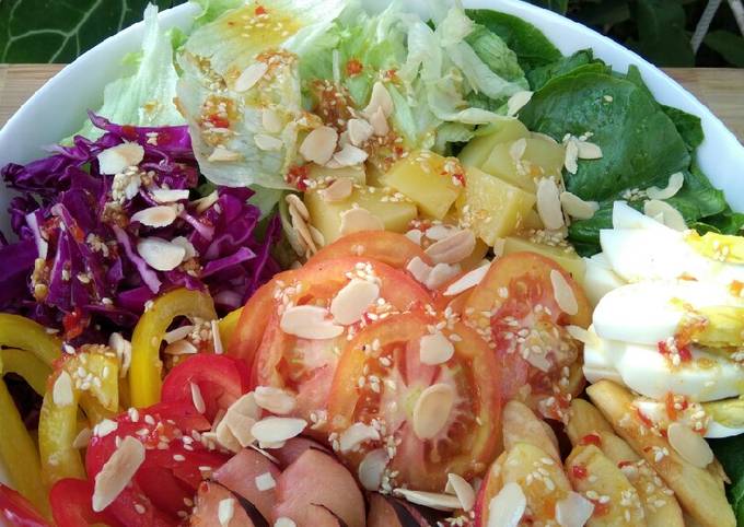 Ini dia! Resep praktis bikin My Healthy Salad With Pouched Eggs (Mix Veggie n Fruits) yang gurih