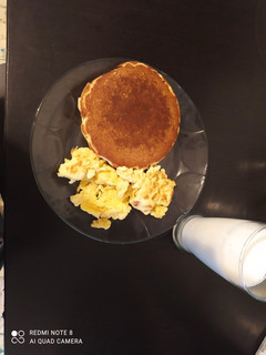 Una foto de Hot cake con huevos revueltos