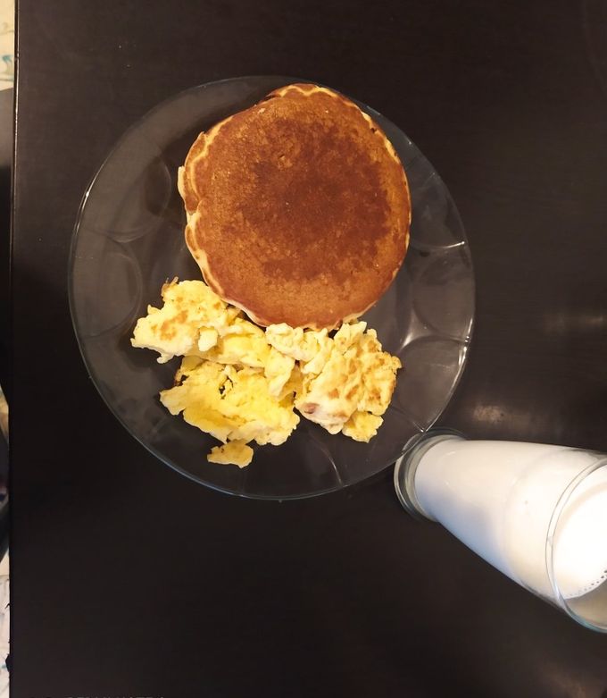 Una foto de Hot cake con huevos revueltos